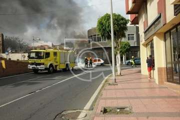 Arde un coche en la calle Poeta Pablo Neruda de Los Llanos de Telde/Eugenio Artiles y TA.